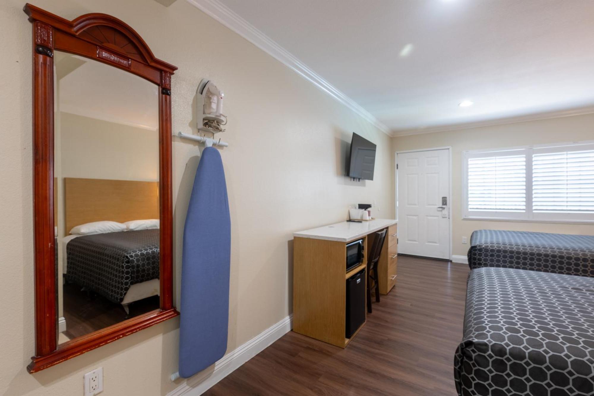 Hollywood Motel 2*